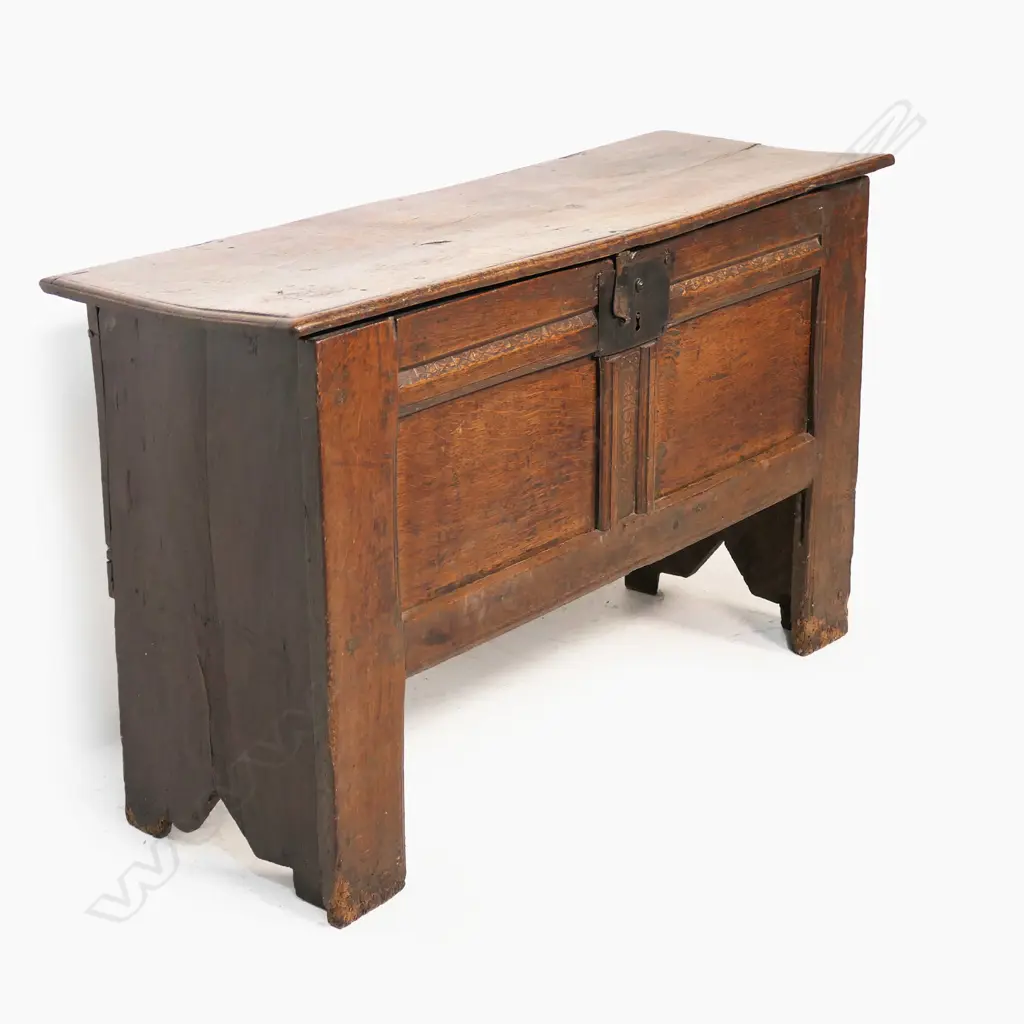 A 16th/17thC oak small proportion boarded coffer, Image 1++