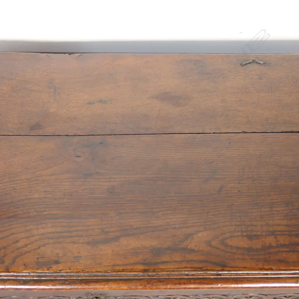 A 17thC oak coffer, Image 1++