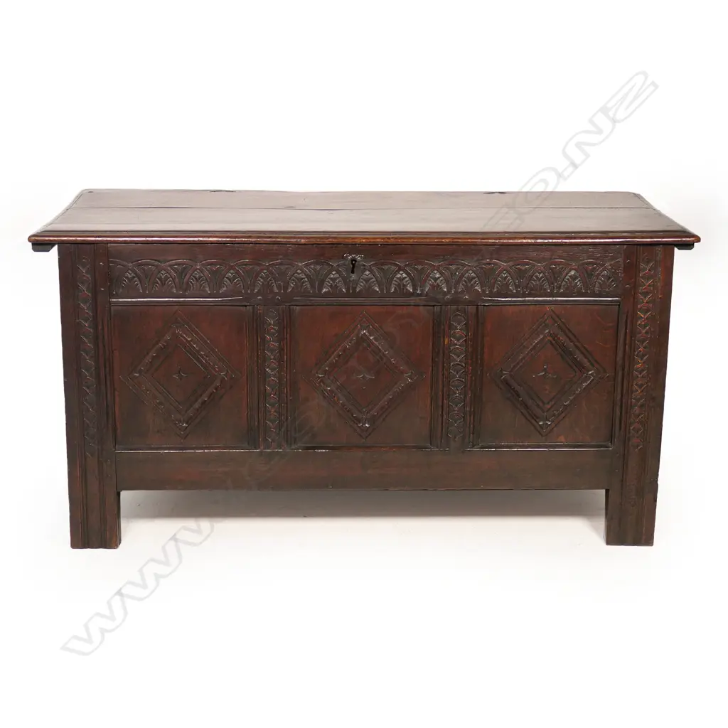 A 17thC oak coffer, Image 1++