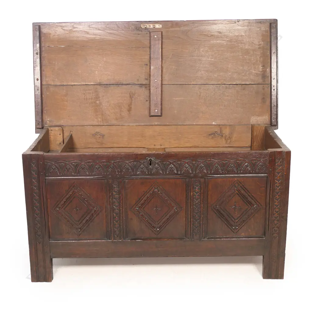A 17thC oak coffer, Image 1++