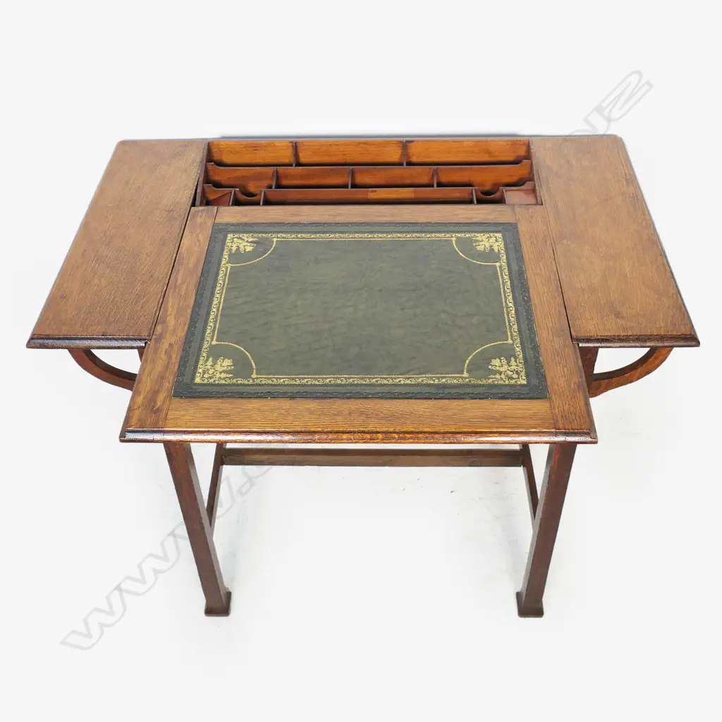 An Arts & Crafts oak writing table, Image 1++