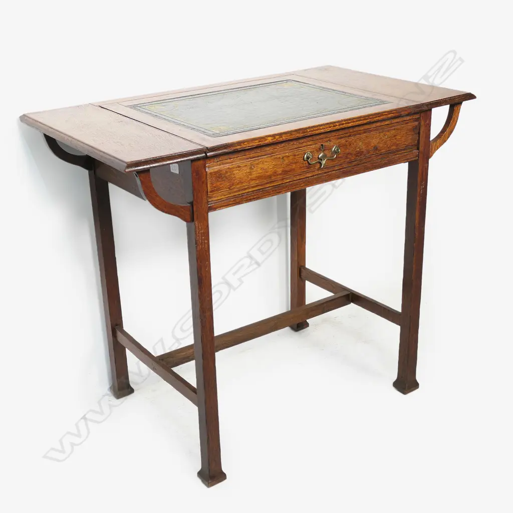 An Arts & Crafts oak writing table, Image 1++