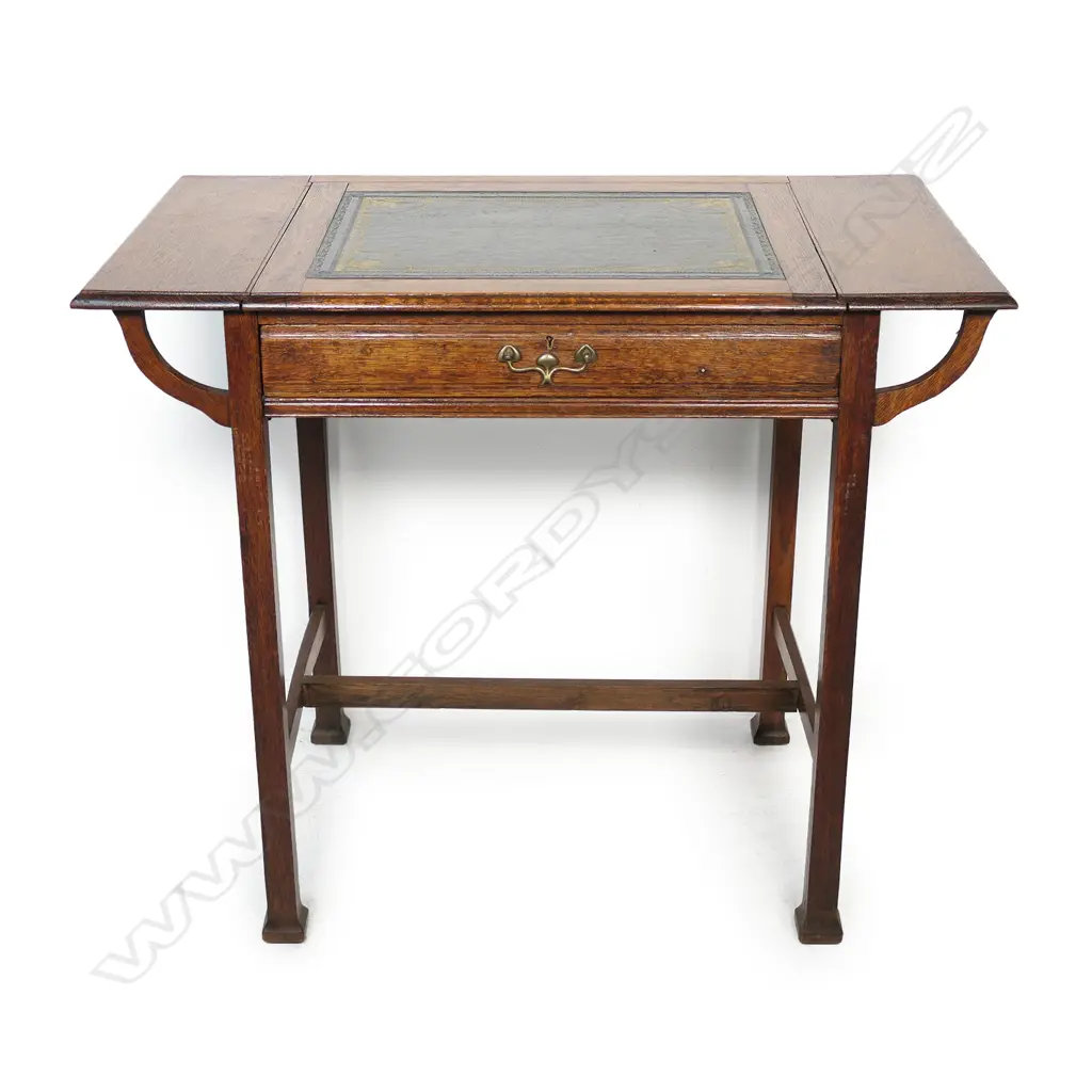 An Arts & Crafts oak writing table, Image 1++