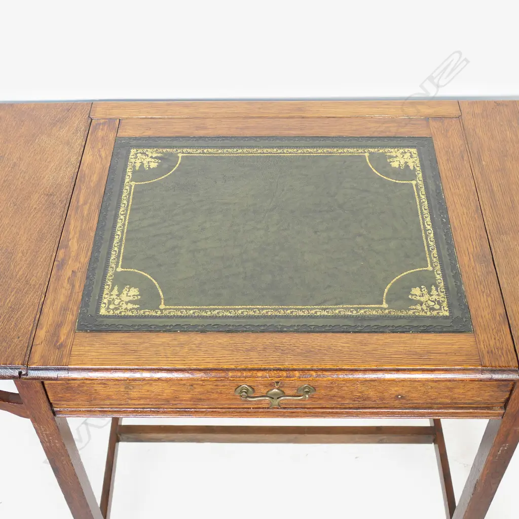 An Arts & Crafts oak writing table, Image 1++