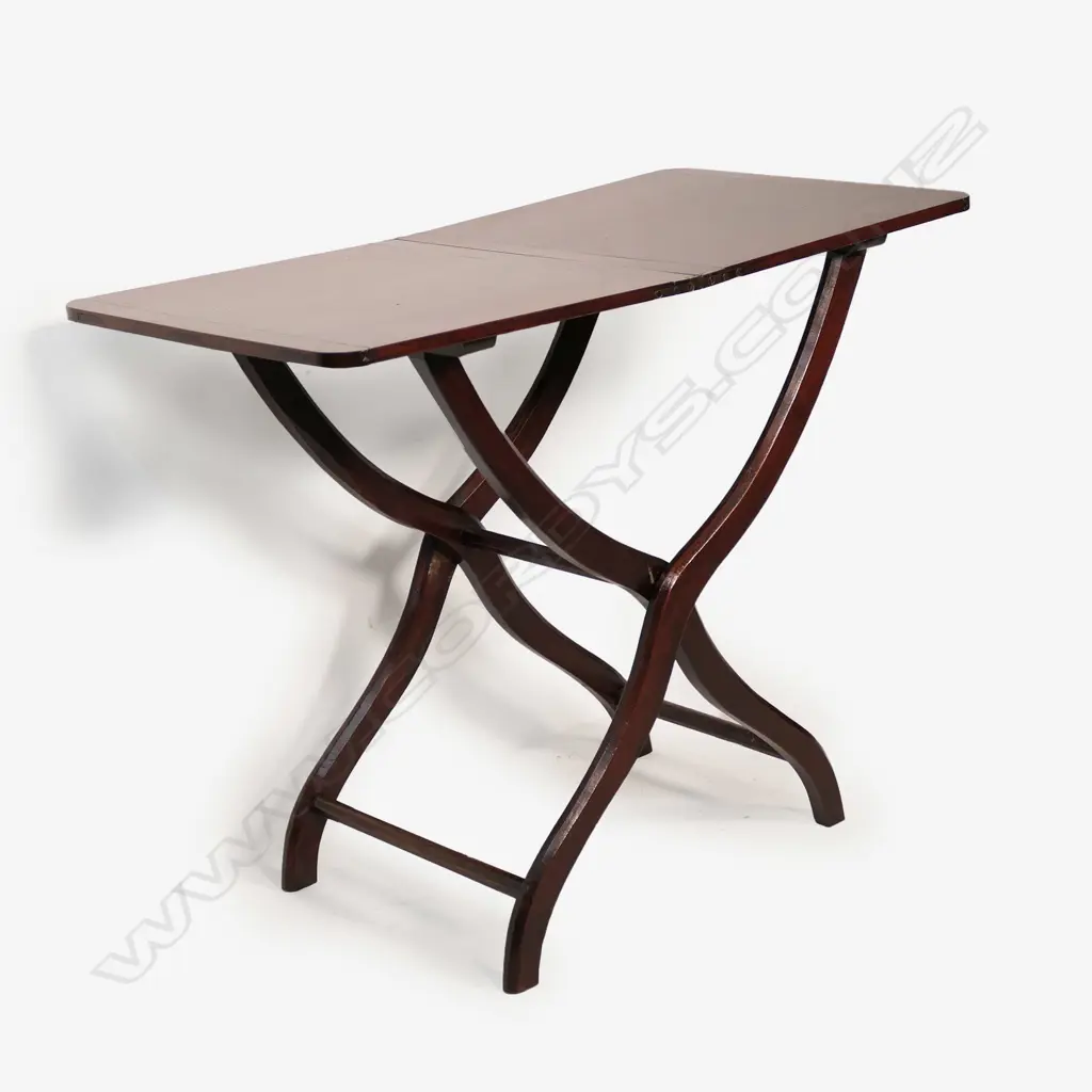 A Victorian mahogany coaching table, Image 1++