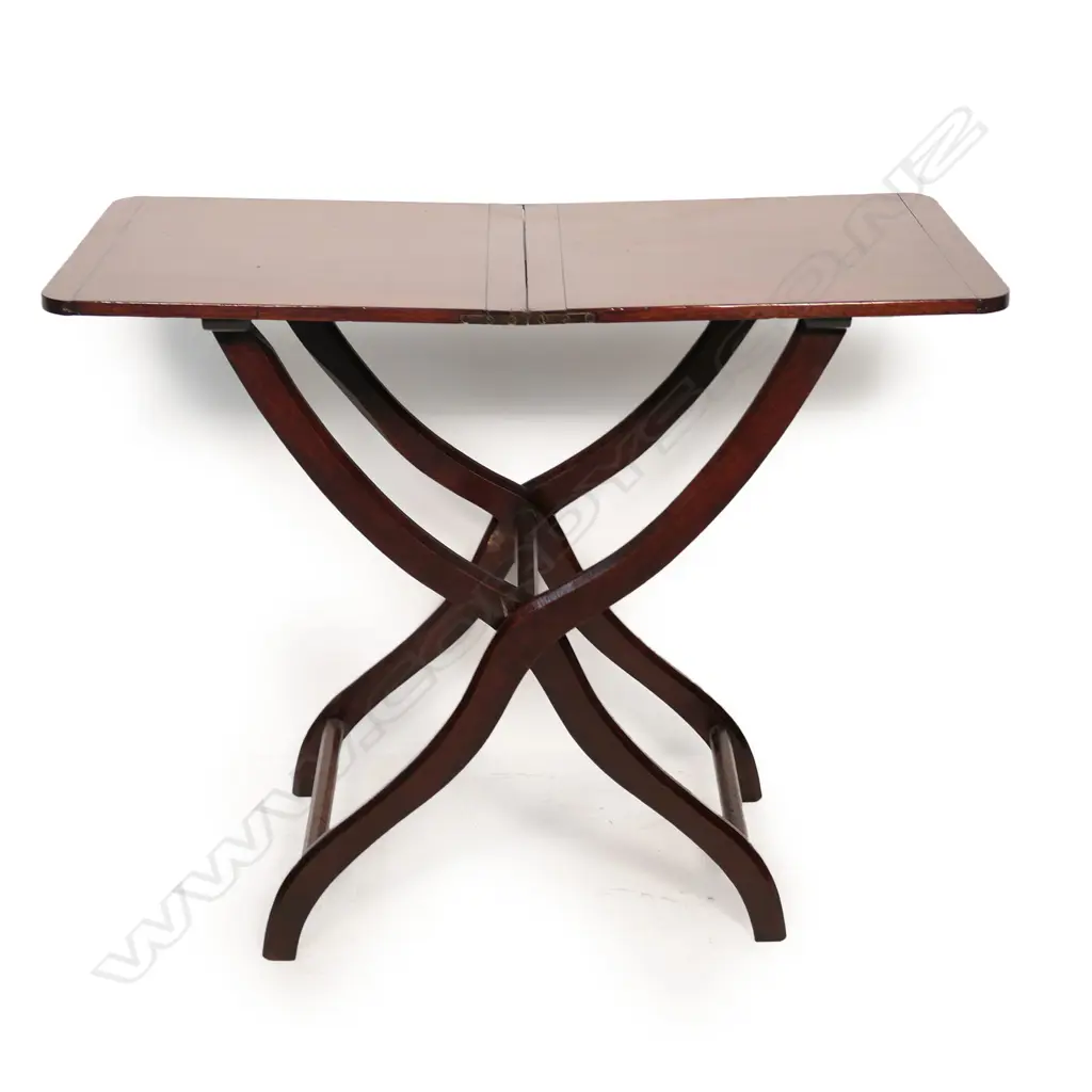 A Victorian mahogany coaching table, Image 1++