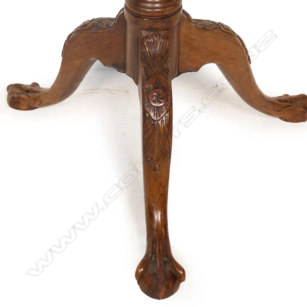 A George III mahogany circular centre table, Image 1++