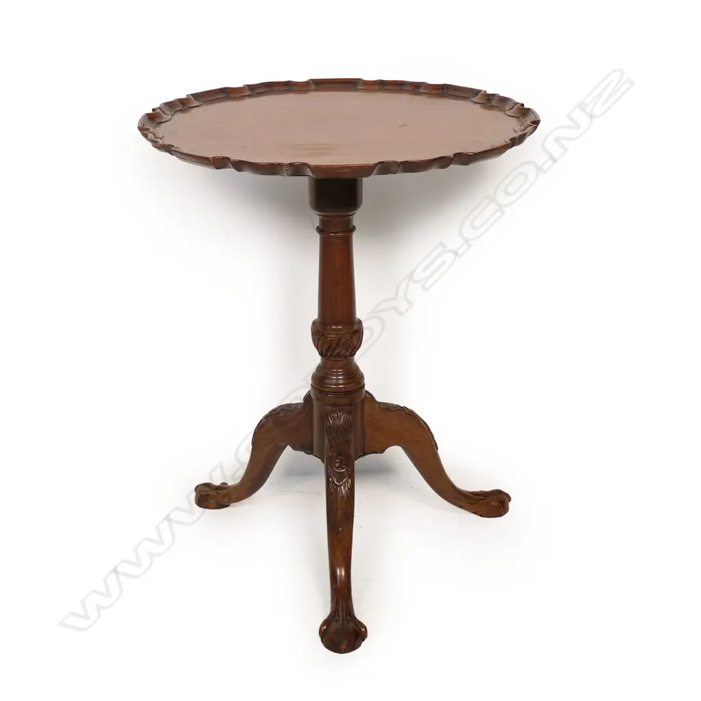 A George III mahogany circular centre table, Image 1++