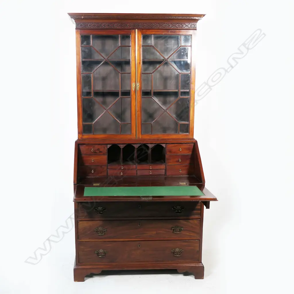 A George III mahogany bookcase bureau, Image 1++