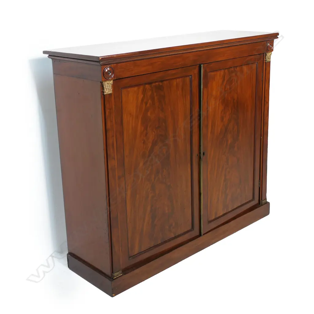 A Regency flame mahogany bookcase, Image 1++