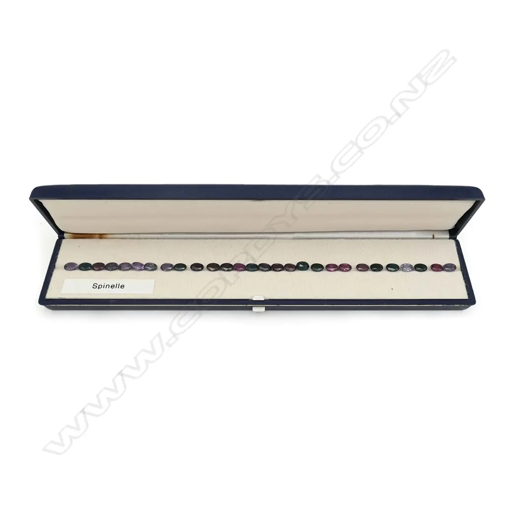 Spinel – 25ct. - 28 stones oval faceted stones Image 1++