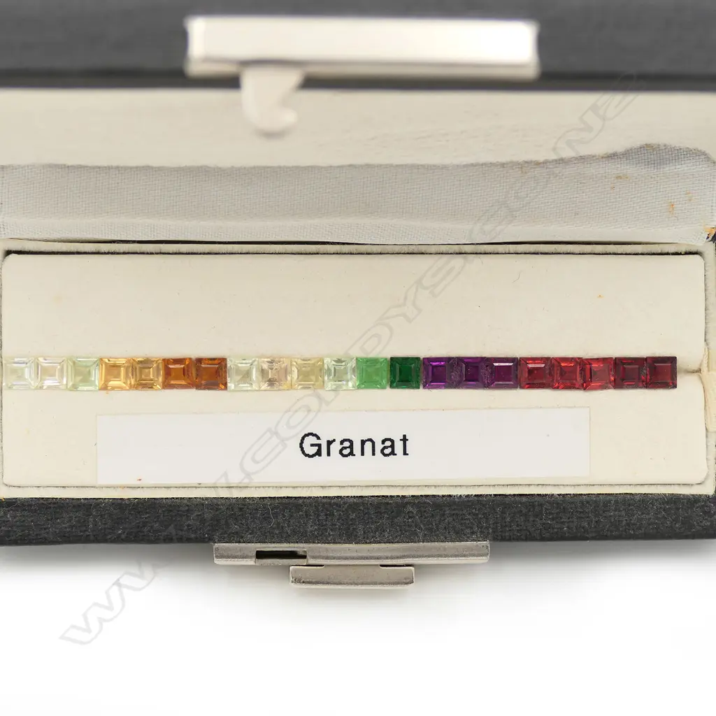 Garnet – 8.45ct. - 21 stones square faceted stones Image 1++