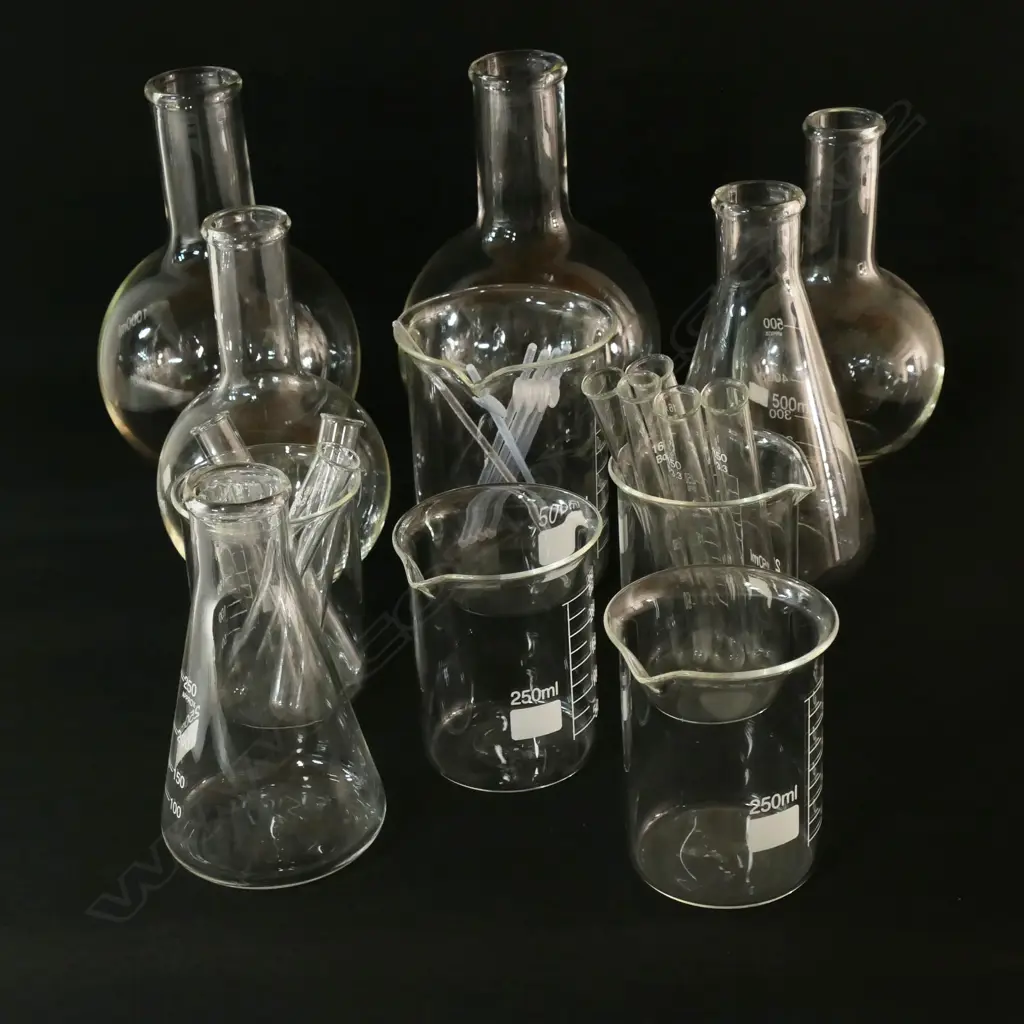 Collection of glass scientific beakers and test tubes etc, tallest 200mm. Image 1++
