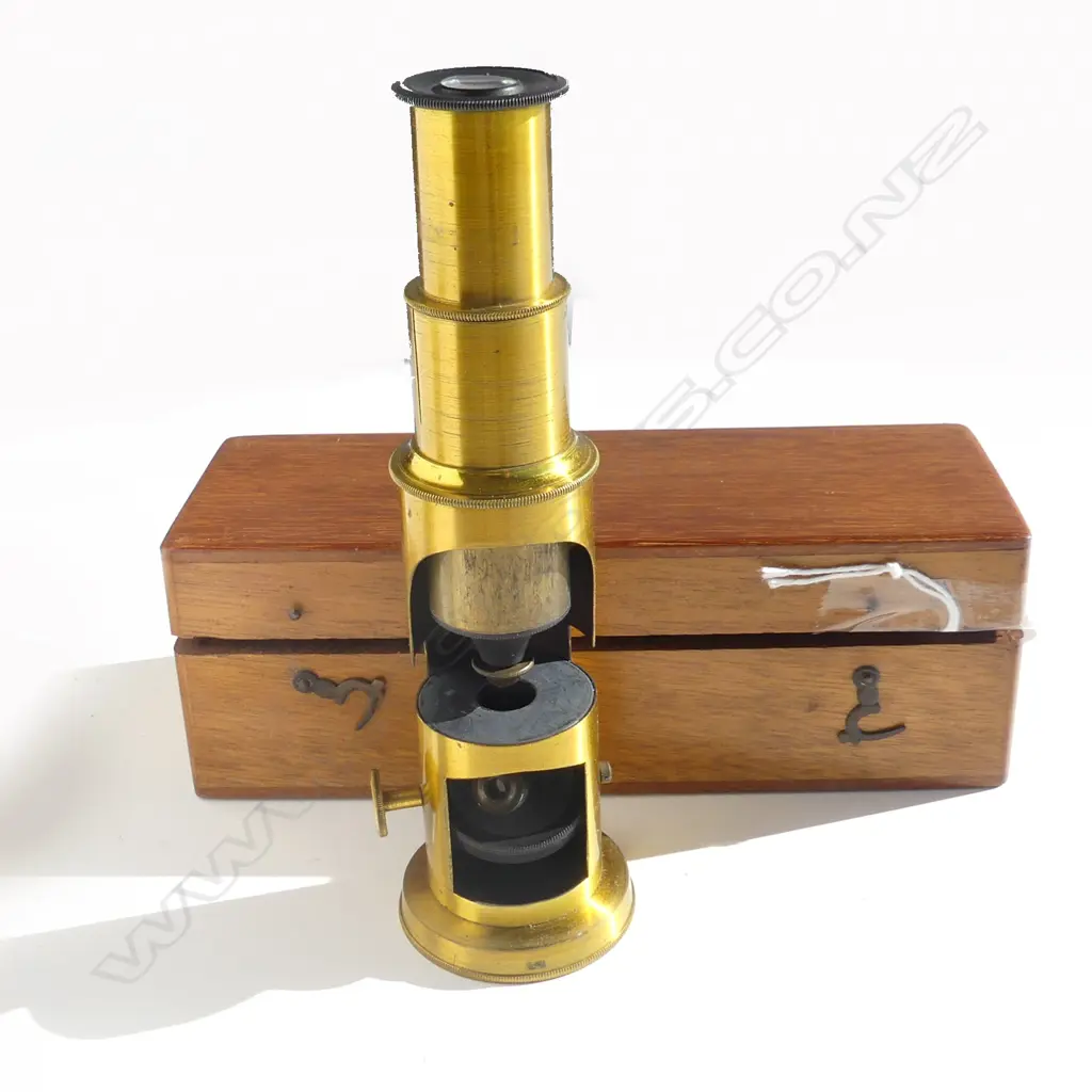 T & H Doublet Optician’s small brass monocular microscope. H.155mm. In original wooden box. Image 1++