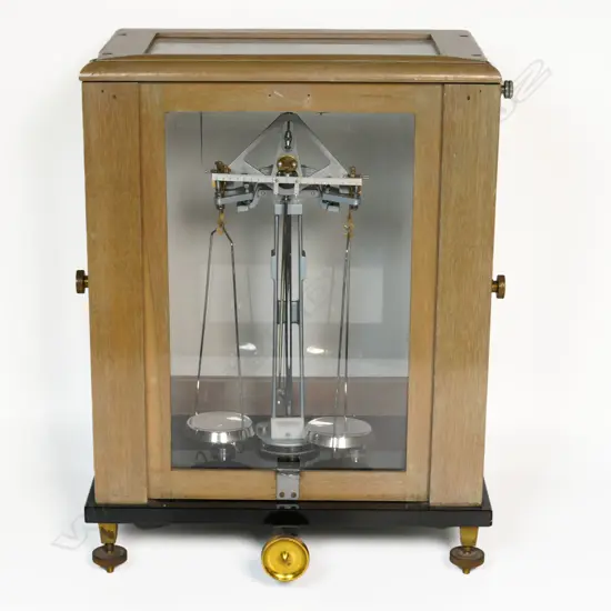 Cased laboratory scales 345x250x445mm