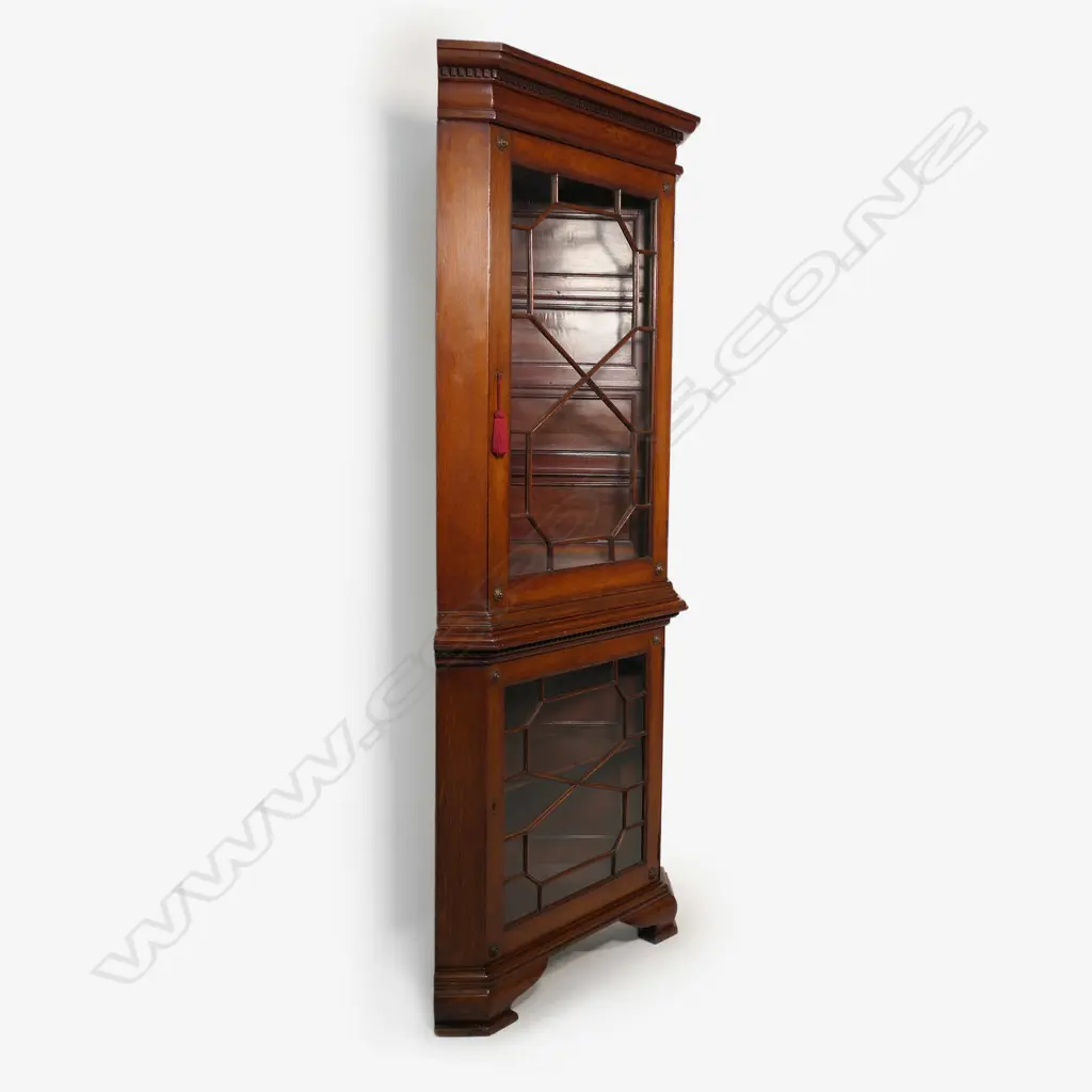 A George III two-piece oak standing corner cabinet, Image 1++