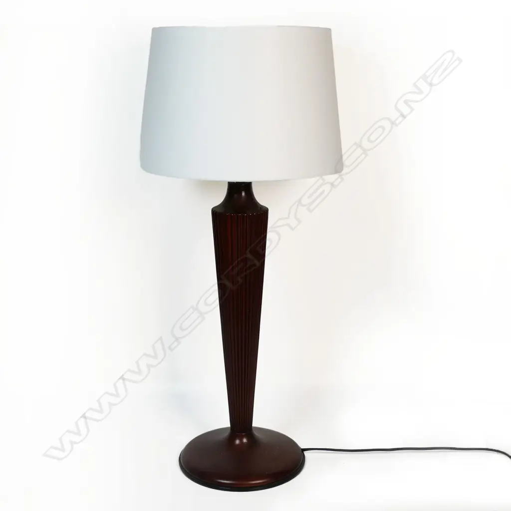 Fluted mahogany table lamp, H.690mm Image 1++