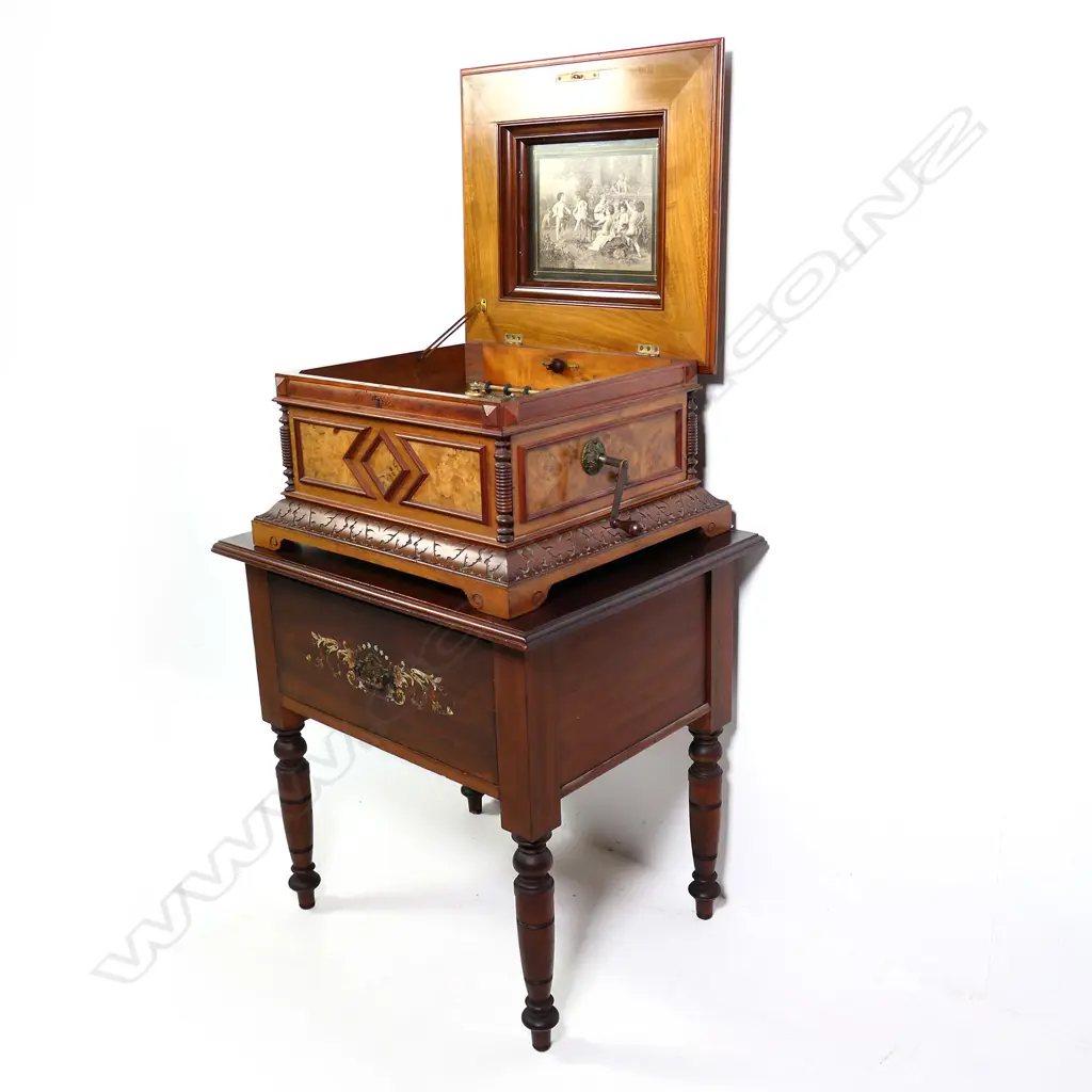 A 19thC walnut cased Polyphon, Image 1++