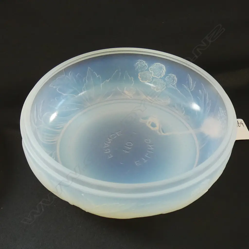 An opalescent glass lidded bonbonniere by Edmond Etling (Choisy-le-Roi, France), c.1930s Image 1++