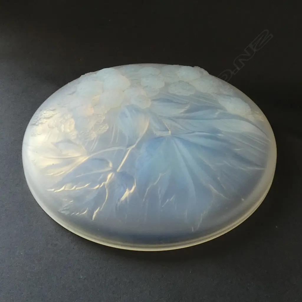 An opalescent glass lidded bonbonniere by Edmond Etling (Choisy-le-Roi, France), c.1930s Image 1++