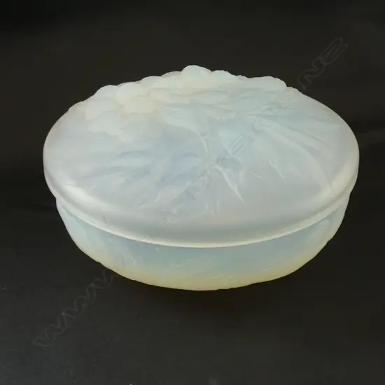 An opalescent glass lidded bonbonniere by Edmond Etling (Choisy-le-Roi, France), c.1930s