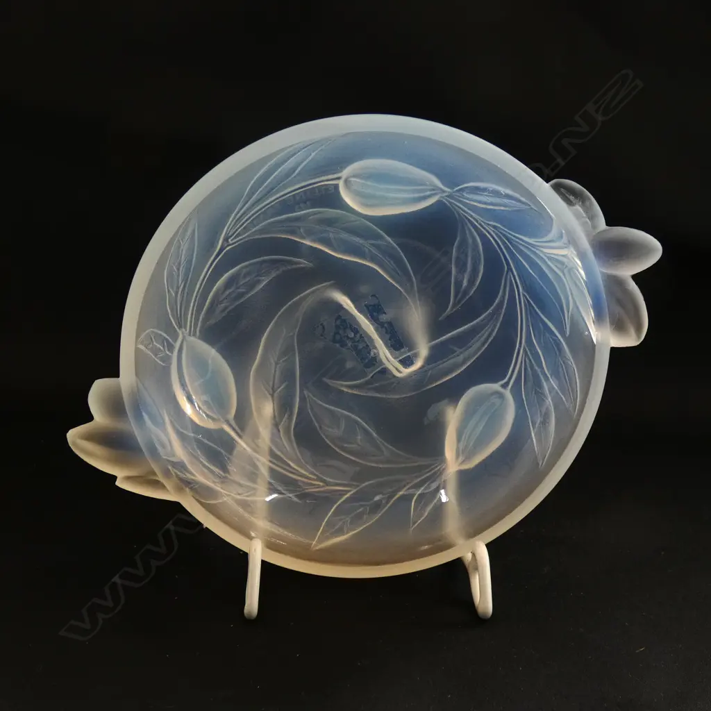 A small Etling opalescent glass dish Image 1++
