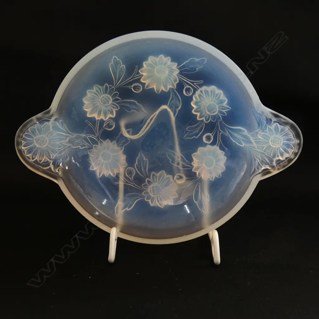 A small opalescent glass bowl by Etling Image 1++