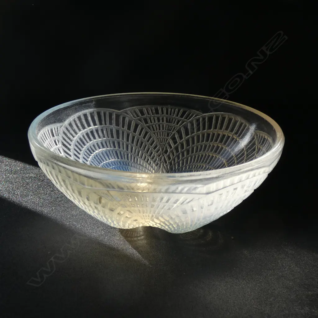 A Rene Lalique small ‘Coquilles’ opalescent glass bowl Image 1++