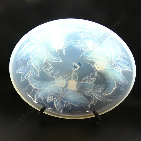 An opalescent glass bowl by Julien Viard (1883-1938)