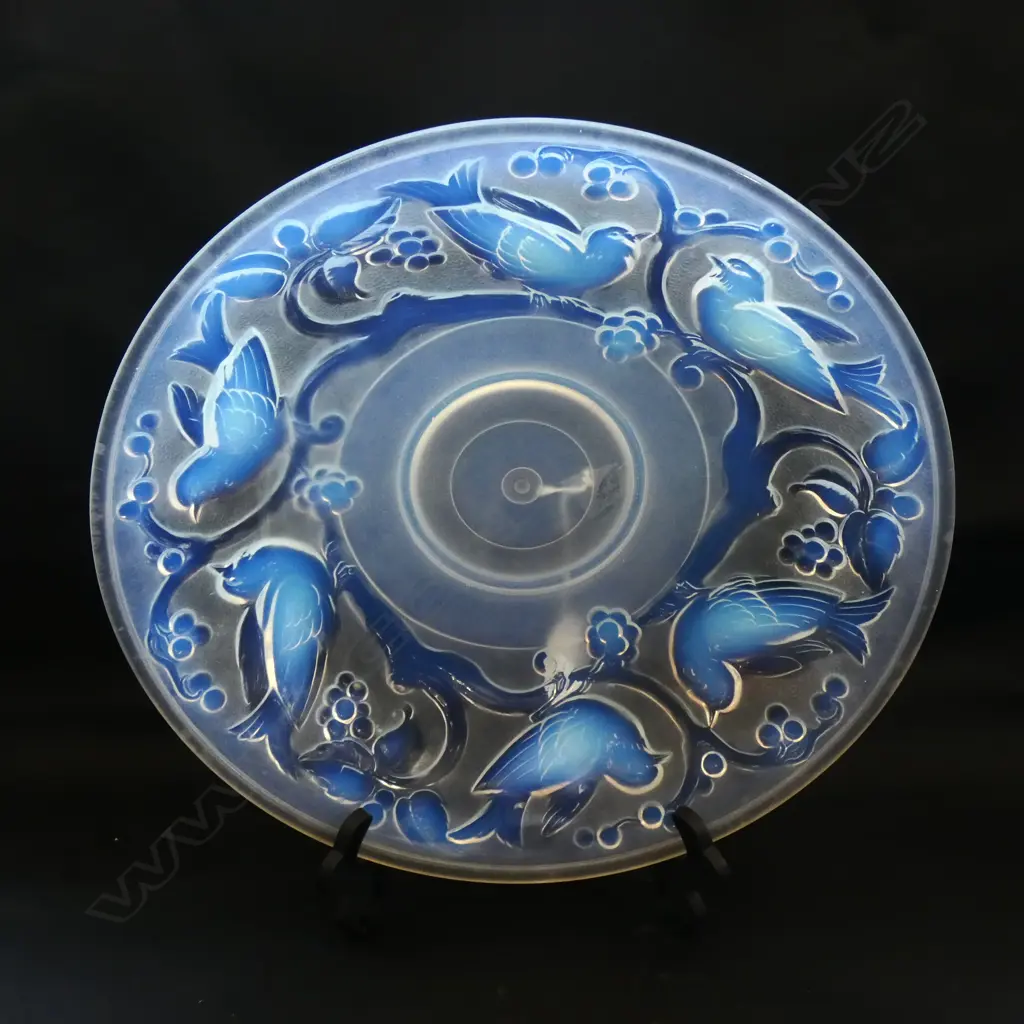 A Cristallerie d'Ezanville opalescent glass bowl, c.1930s Image 1++