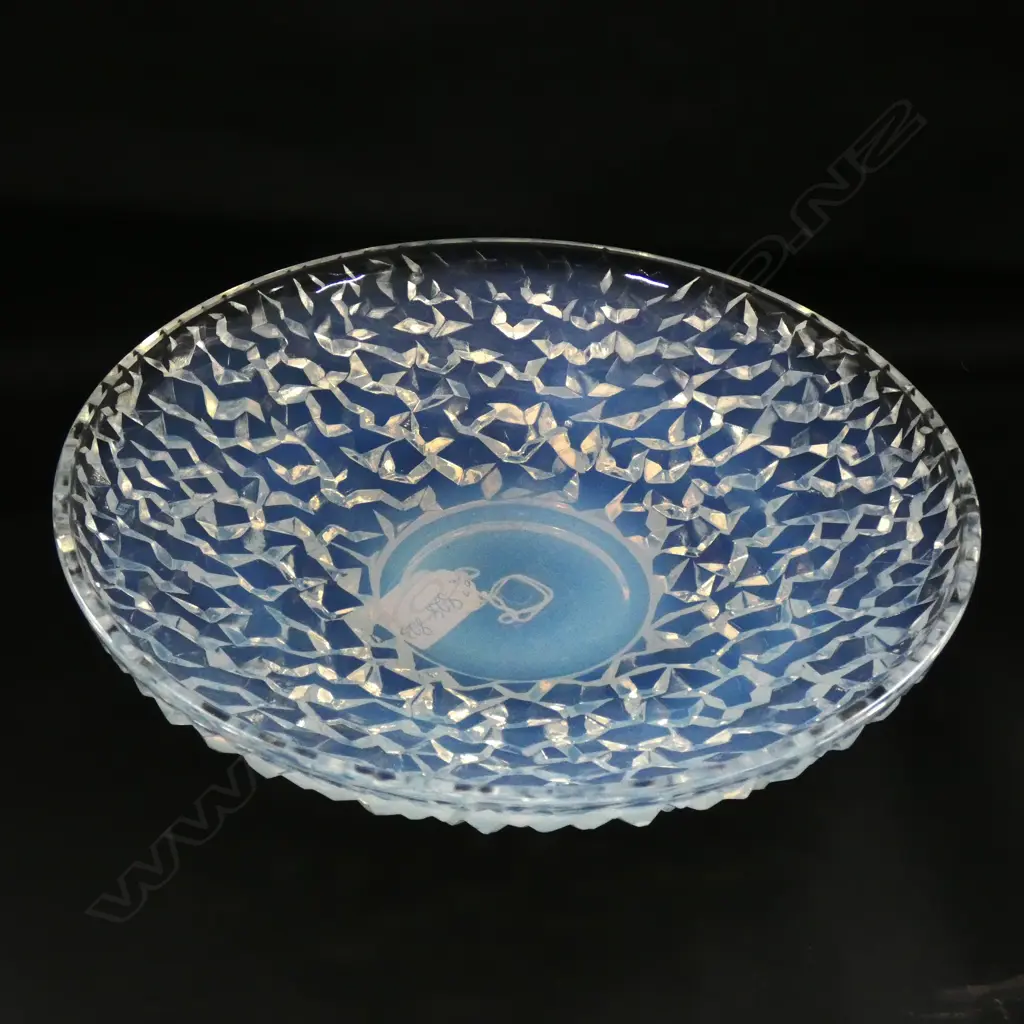 A Pierre D'Avesn opalescent glass bowl Image 1++
