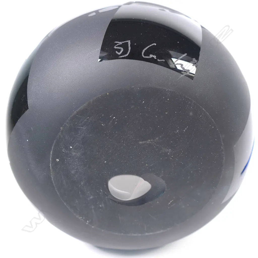 A contemporary cameo glass vase, signed ‘S.H. G…….hy '97’ Image 1++