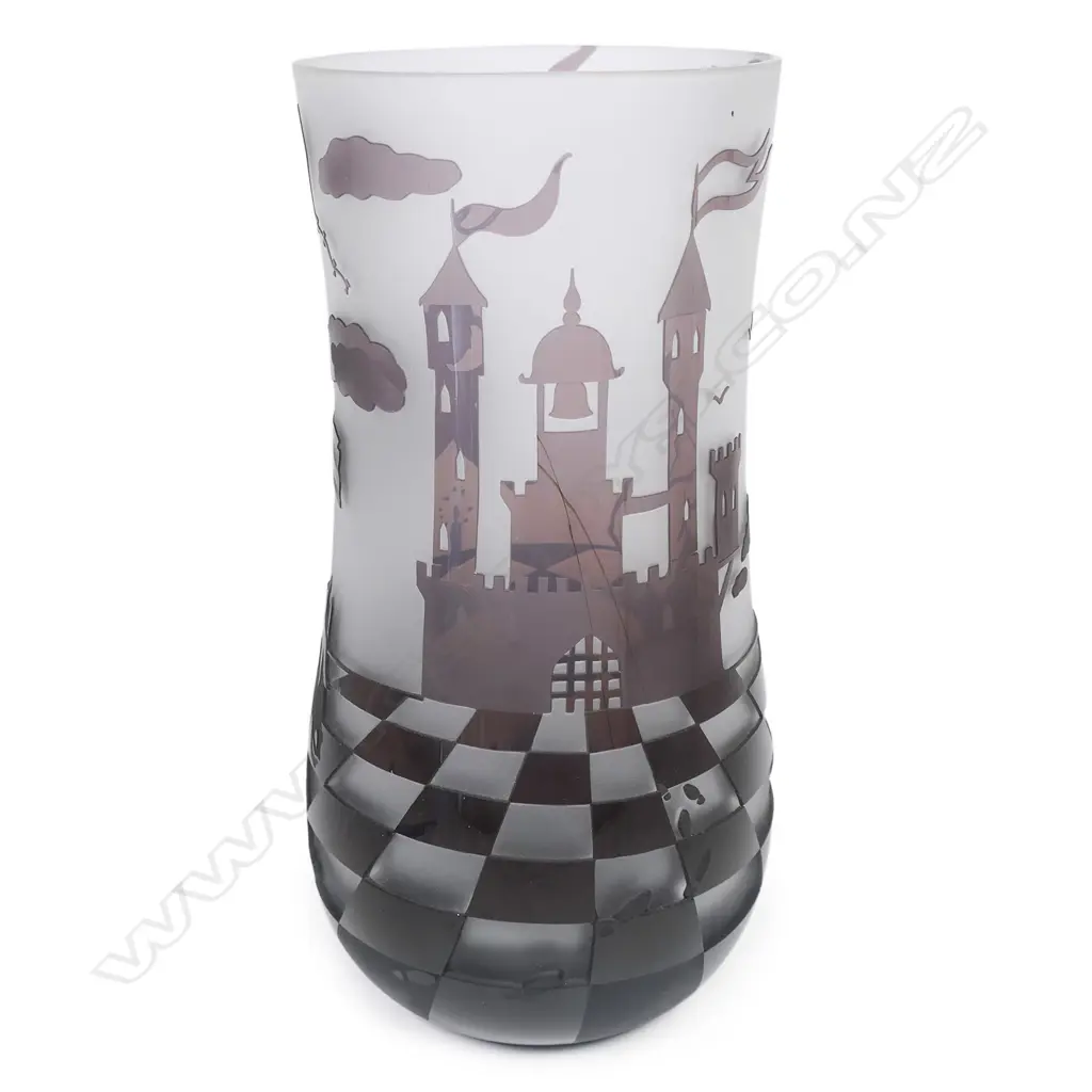 A contemporary cameo glass vase, signed ‘S.H. G…….hy '97’ Image 1++