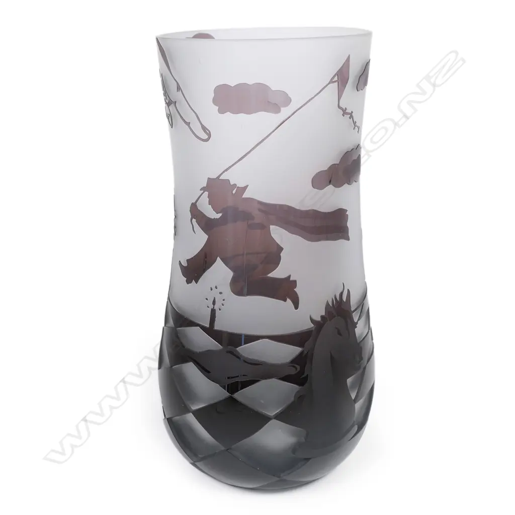 A contemporary cameo glass vase, signed ‘S.H. G…….hy '97’ Image 1++