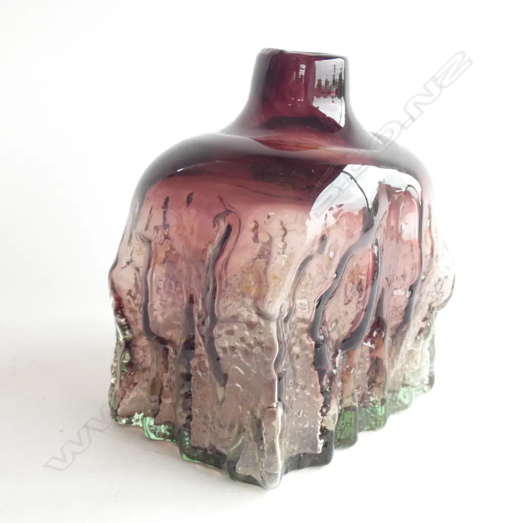 An art glass bottle vase Image 1++