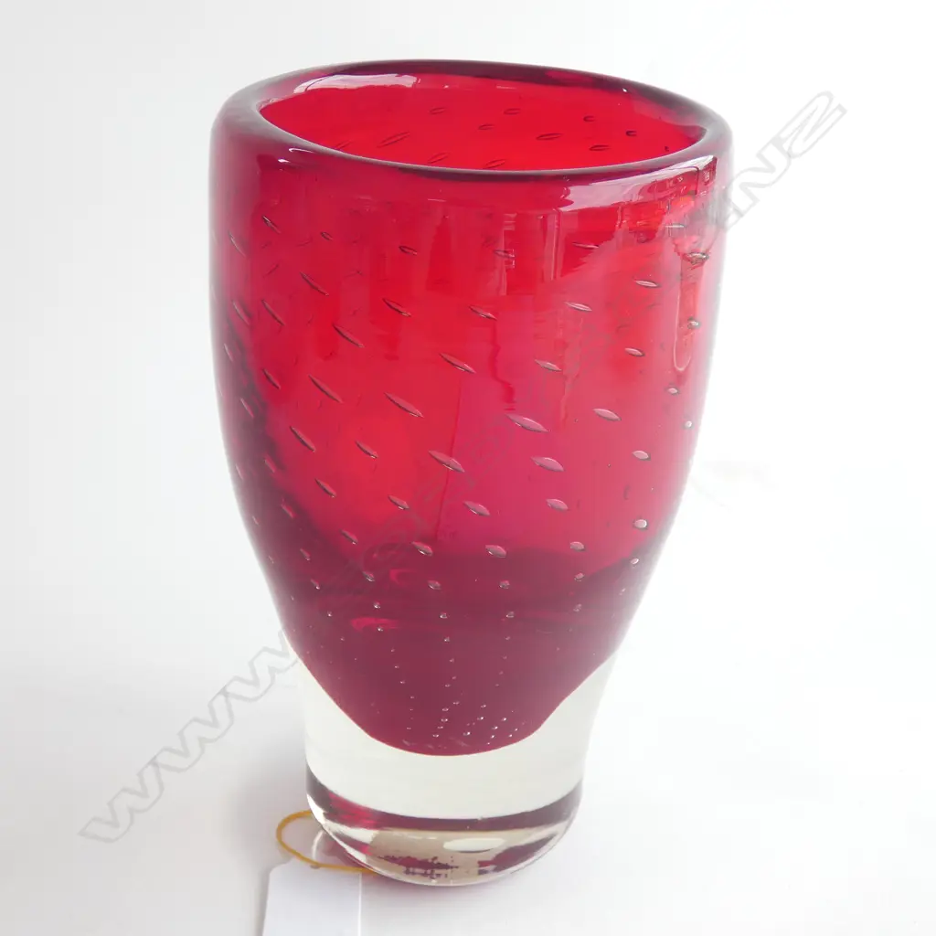 A glass beaker vase in Whitefriars style, Image 1++