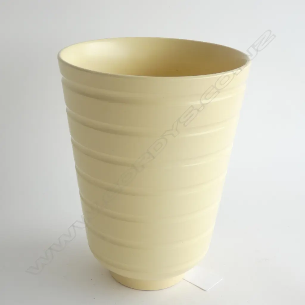 A Wedgwood Keith Murray vase. Straw matt coloured glaze, Image 1++