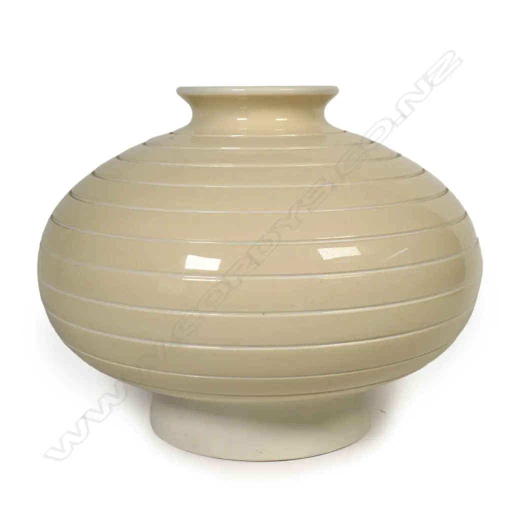 An experimental vase designed for Wedgwood by Keith Murray, Image 1++