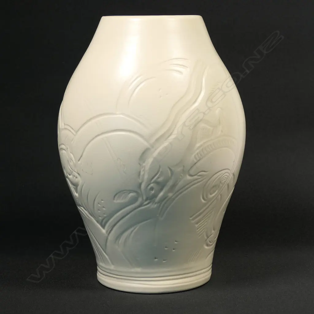 A large Susie Cooper vase Image 1++