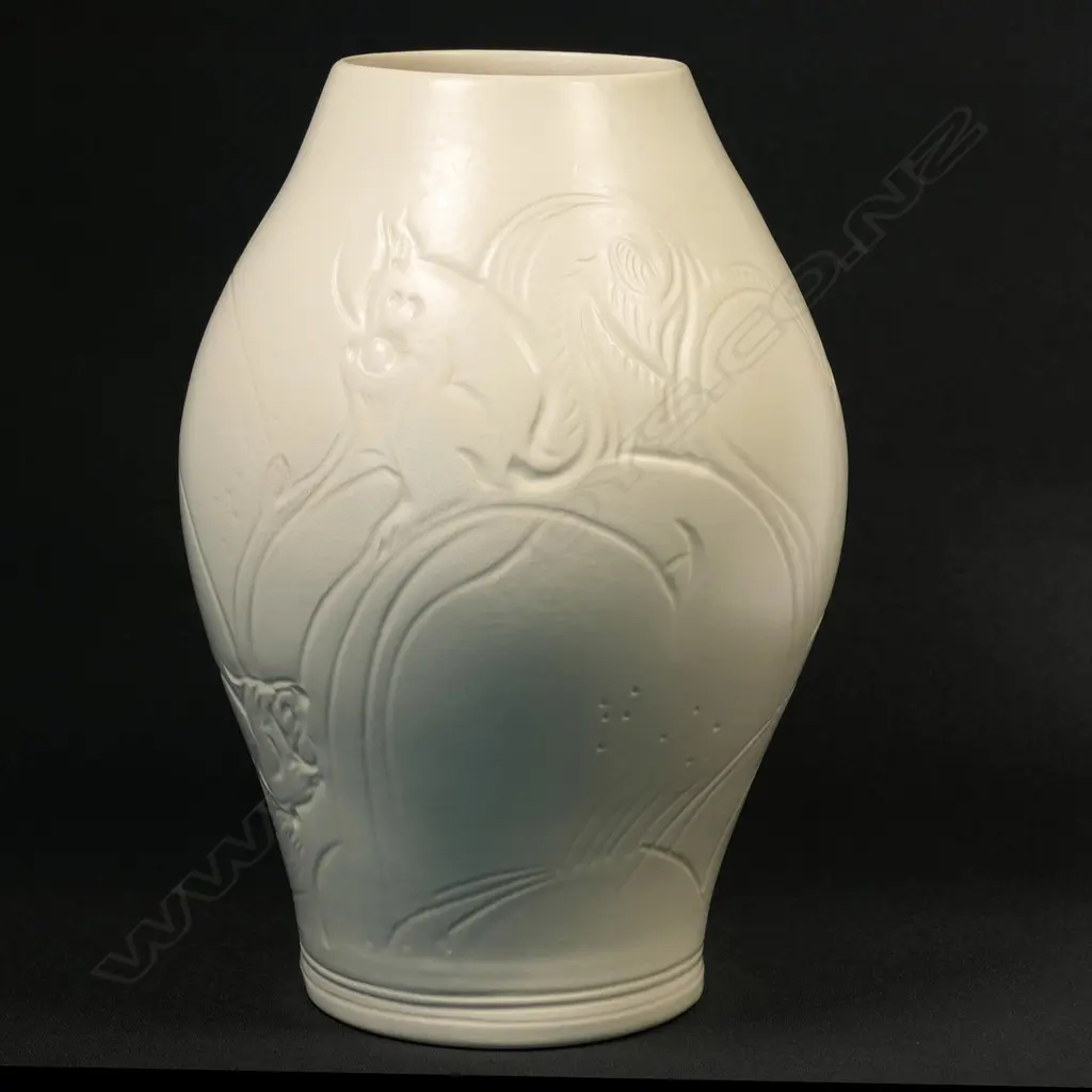 A large Susie Cooper vase Image 1++