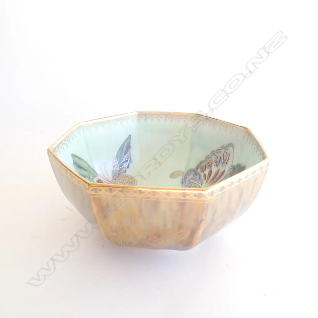 A Wedgwood lustre octagonal bowl, pattern Z4830 Image 1++