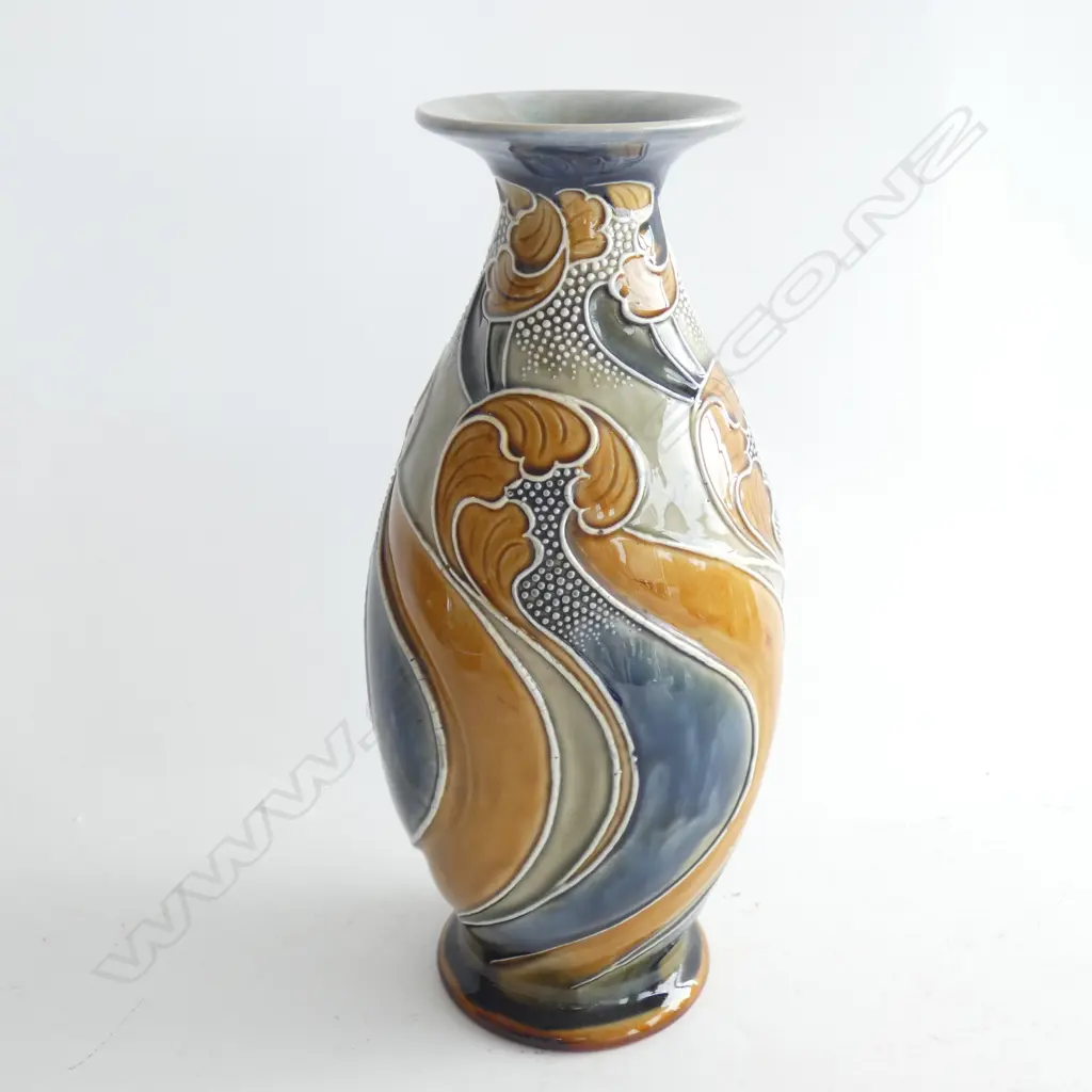 A Nouveau Doulton Lambeth pottery vase by Frank A Butler Image 1++