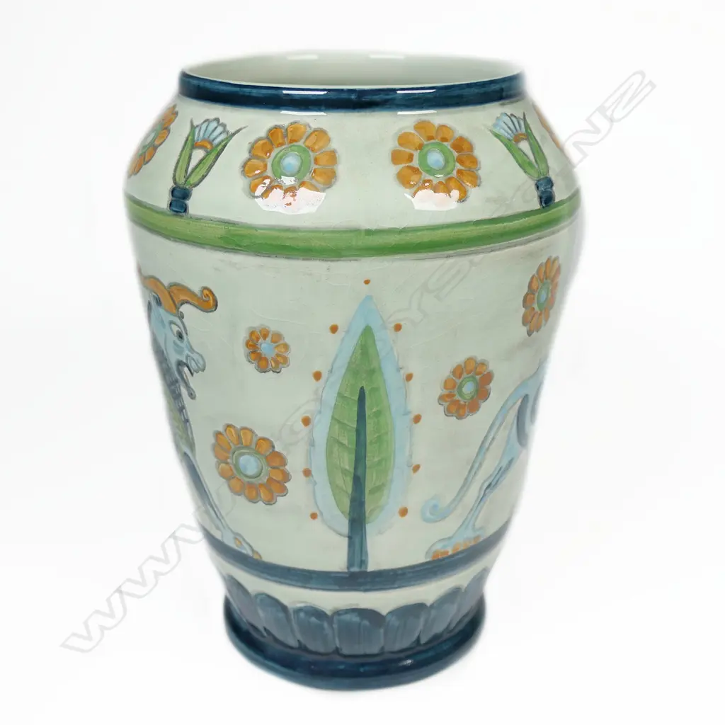 A Sylvac vase with antiquarian design based on motifs from Mesopotamia/Assyria, Image 1++