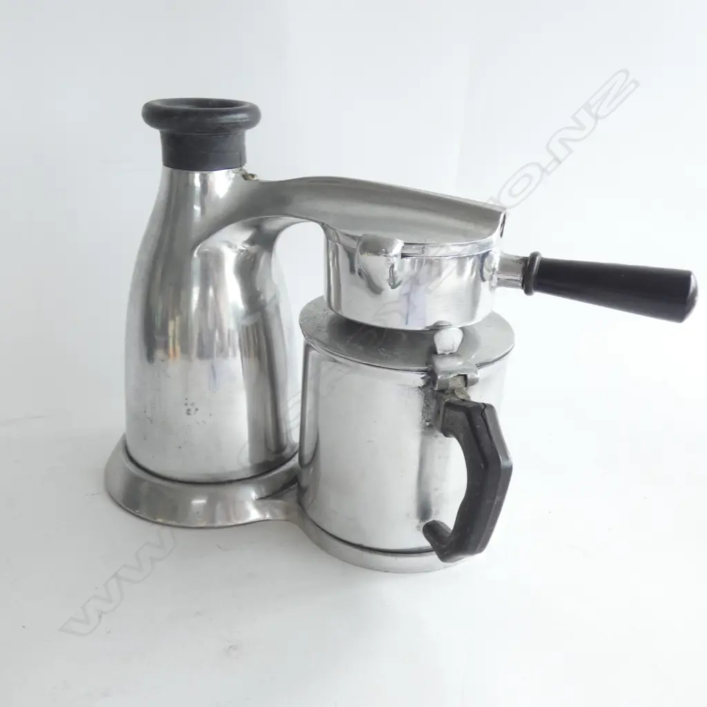 An Italian aluminium stovetop La Vesuviana caffettiere, c.1953 Image 1++