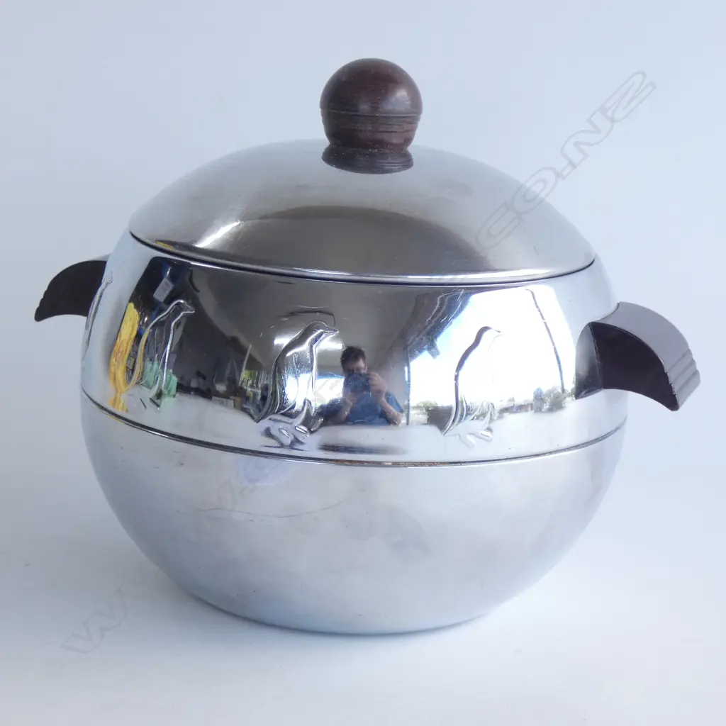 A vintage American West Bend Penguin chrome ice bucket Image 1++