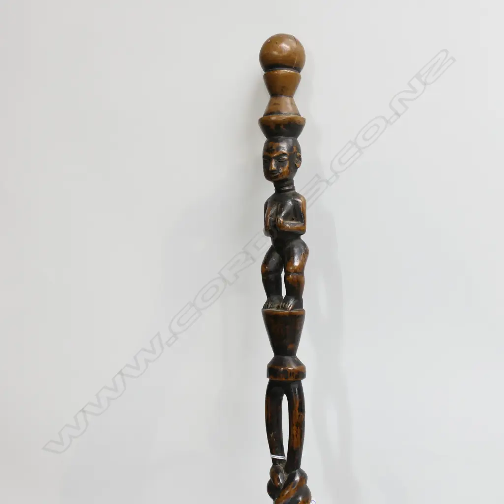 AN EARLY 20thC AFRICAN CARVED YORUBA FIGURAL WALKING STICK, L.915mm Image 1++