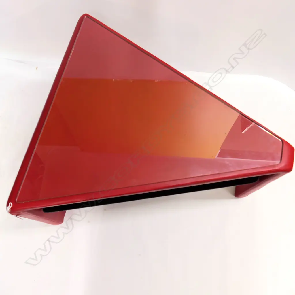 de Sede OF SWITZERLAND RED LEATHER TRIANGULAR SIDE TABLE. 660 x 740 x 505mm. Image 1++