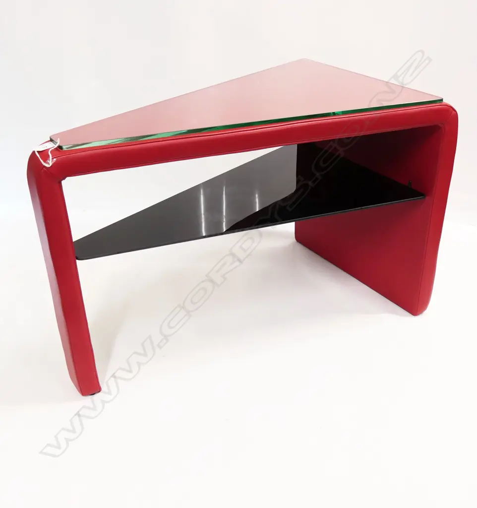 de Sede OF SWITZERLAND RED LEATHER TRIANGULAR SIDE TABLE. 470 x 780 x 505mm. Image 1++