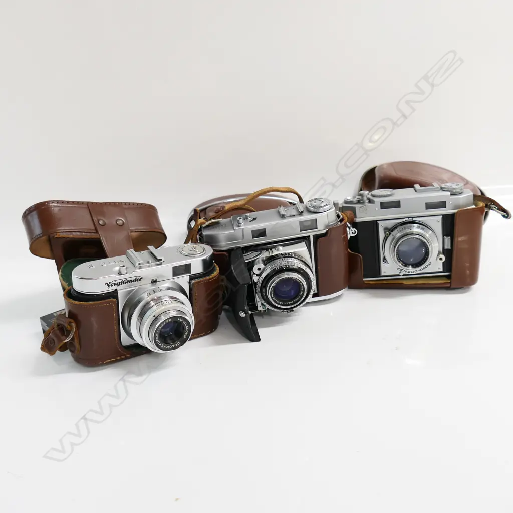 3 VINTAGE LEATHER CASED FILM CAMERAS: VOIGTLANDER VITO B + KODAK RETINA IIC + AGFA KARAT 36 Image 1++