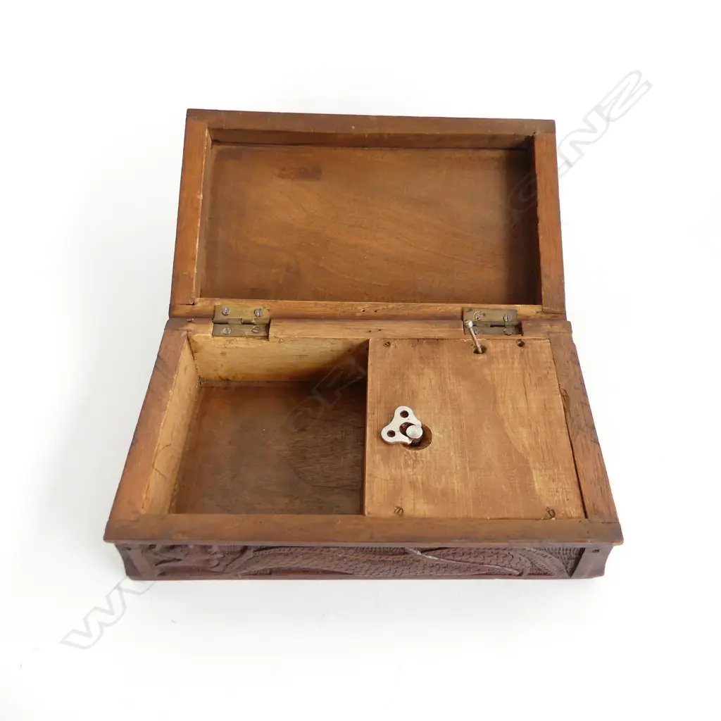 VINTAGE CHINESE CARVED MUSIC BOX, 200 x 120 x 80mm Image 1++